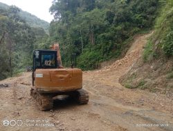Petugas Terus Berupaya Membersihkan Longsor di Blok Cirotan, Alat Berat Dikerahkan