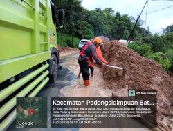 *Personel Brimob Evakuasi dan Bersihkan Material Longsor di Padangsidempuan*