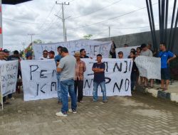 *Gelar Aksi Damai, Warga Perumahan Cluster Elaeis Tagih Janji Depelover Penuhi PAM dan Bronjong*