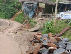 Gerak Cepat PT. Samudra Banten Jaya Turunkan Bantuan Material Untuk Rehabilitasi Jalan Akibat Bencana Alam