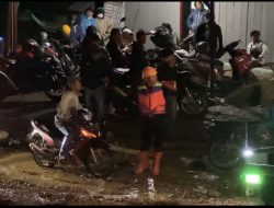 *Petugas Brimob Buka Akses Jalinsum Siantar Medan*