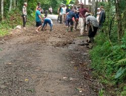 Pemdes Sangiang Jaya dan Warga Bangun Jalan Poros Desa dengan Dana Swadaya