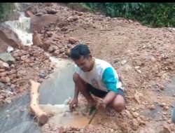 Longsor Akibat Hujan Deras, Akses Jalan Provinsi Banten Lintas Cirotan-Warung Banten Sulit dilalui