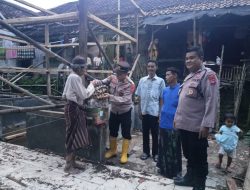 Kapolsek Cimarga Berikan Bantuan Sosial kepada Warga Korban Rumah Roboh di Desa Margajaya
