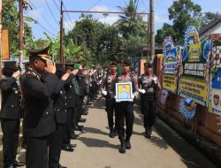 Kapolres Pekalongan Pimpin Upacara Persemayaman dan Pemakaman Almarhum Aiptu Kanapi