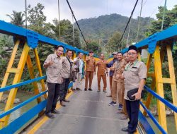 Pendamping Kecamatan dan Koordinator Kabupaten Lebak Berfoto Bersama di Jembatan Desa Hariang yang Baru Selesai Direhabilitasi