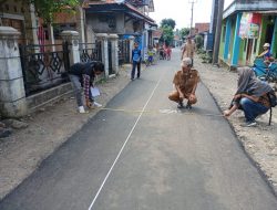 Kepala Desa dan Tokoh Masyarakat Tinjau Pembangunan Jalan Lingkungan di Desa Lewi Co’o