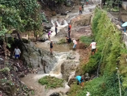 Kepala Desa dan Warga Kampung Cikawah Antusias Gotong Royong Bersihkan Aliran Sungai