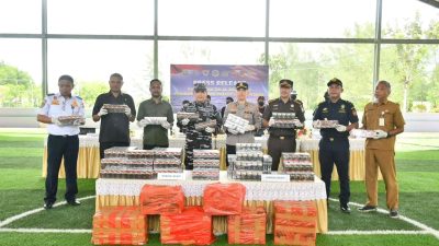 Tim SFQR TNI AL Kotabaru Amankan Ribuan Rokok Ilegal di Selat Laut