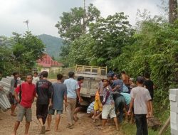 Warga dan Ormas Pemuda Pancasila Gotong Royong Evakuasi Mobil Terperosok di Jalan Rusak