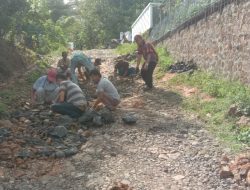 Ormas Pemuda Pancasila PAC Muncang Gelar Gotong Royong Perbaikan Jalan di Kp. Nagara