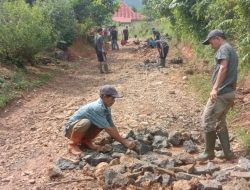 Ormas Pemuda Pancasila PAC Muncang dan Warga Gotong Royong Perbaiki Jalan Rusak di Lebak