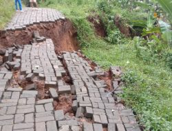 Jalan Amblas Akibat Hujan Deras, Akses ke Kampung Cibatu Teputus