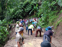 Warga Desa Pasir Erih dan Pemuda Pancasila Bergotong Royong Bersihkan Jalan Longsor di Ciomas