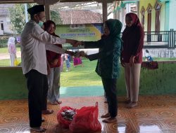 KEPALA DESA HARIANG SERAHKAN BANTUAN KEPADA KETUA PKK DAN POSYANDU DESA HARIANG