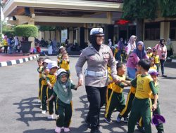 Seru! Puluhan Anak KB Melati Gandarum Keliling Mako Naik Mobil Patwal Polisi