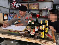 Dua Warung di Karangdadap dan Kedungwuni Dirazia, Sat Samapta Polres Pekalongan Sita 23 Botol Miras Ilegal