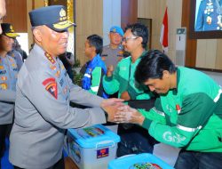 ‎Wakapolri Serahkan Bantuan Alat Kesehatan Dan Gelar Baktikes Gratis Untuk Driver Ojek Online Di Lampung