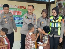‎Anak Kembar Aldo–Aldi Antusias Ikuti Sunat Massal, Diantar Mobil Patroli dari Sidomulyo ke Polsek Penengahan ‎ ‎