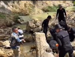‎Brimob Polda Kaltara Membangun Jembatan Roboh di Tapal Batas, Sebatik Tengah