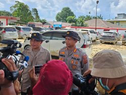 ‎Kapolres Aceh Tamiang Cek Mobil Terdampak Banjir, Bantah Isu Mayat di Dalam Kendaraan