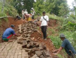 Warga Kampung Cibatu Gelar Gotong Royong Perbaikan Jalan yang Amblas
