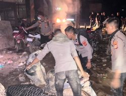 ‎Personel Polri Bersihkan Lumpur dan Sampah Pascabanjir di Jalan Lintas Aceh Tamiang