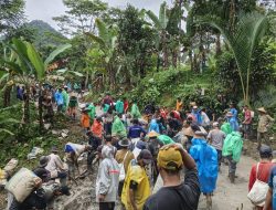 Warga Sobang Gotong Royong Cor Jalan Kabupaten di Tengah Hujan, Sampaikan Harapan ke Bupati Lebak