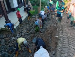 Warga Kampung Hareno Desa Pasir Eurih Antusias Gotong Royong Perbaiki Jalan Lingkungan Secara Swadaya
