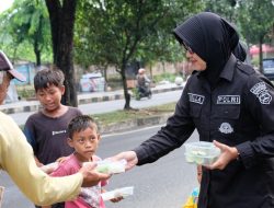 ‎Jumat Berkah Polda Lampung : Polwan Humas Bagikan Ratusan Paket Nasi Kepada Masyarakat