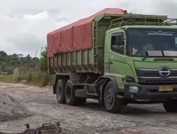 Masyarakat Desa Pagintungan Tutup Akses Jalan Galian Tanah yang Diduga Tak Berizin