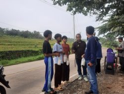 Menjelang Ramadan, PK Ravi Desai Berbagi Es Kelapa Muda di Jalan Raya Cihara
