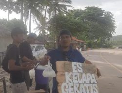 PK Ravi Desai Kembali Bagikan Es Kelapa Muda di Jalan Raya Cihara