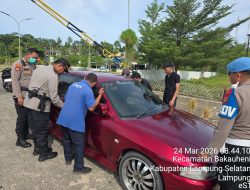 ‎Bermodal Ranting Kayu, Polisi Sigap Beri Bantuan Pemudik Alami Kunci Mobil Terkunci