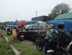 ‎Pelabuhan BBJ Bakauheni “Macet Total”! Truk Mengular Berhari-hari, Pengguna Jasa dan Pengurus Ekspedisi Kecewa  ‎