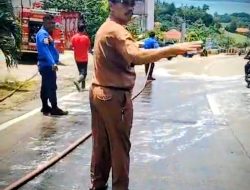‎Kades Bakauheni Bersama Tim Damkar Bersihkan Tumpahan Solar di Jalintum Muara Piluk