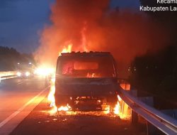 Truck Towing Bermuatan Alat Berat Terbakar di Tol Bakauheni–Terbanggi Besar, Diduga Akibat Konsleting Listrik