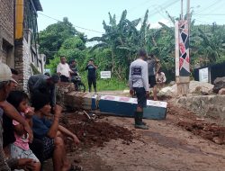 Demi Tampilan Lebih Indah, Warga Blok M RT 04 Dusun Way Apus Gotong Royong Bongkar dan Pindahkan Gapura