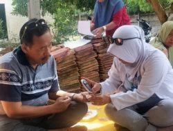 Bidan Narni Gelar Pemeriksaan Prolanis di Dusun Penobaan, Kades Bakauheni Ikut Cek Kesehatan