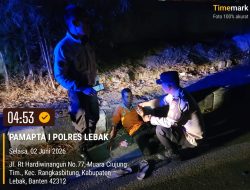 Cepat Tanggap, Polisi Antar Petugas Kebersihan yang Sakit Kembali ke Rumah