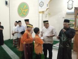 10 Muharam Penuh Berkah, 25 Anak Yatim Piatu Terima Santunan di Masjid Al Hafidz Way Apus