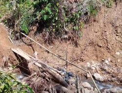Jembatan Terputus Sudah Dua Minggu, Akses Sekolah Warga Terhambat; Harus Tempuh Belasan Kilometer Jalan Kaki
