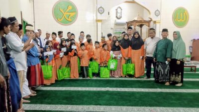 10 Muharam Penuh Berkah, 25 Anak Yatim Piatu Terima Santunan di Masjid Al Hafidz Way Apus