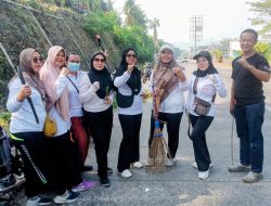 Aksi Nyata Pemdes dan TP PKK Bakauheni! bersama Warga Way Apus Gotong Royong Percantik Jalan Trans Sumatera