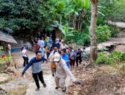 Jalan Terjal Tak Jadi Halangan! Kadus Way Apus Sigap Evakuasi Warga Sakit ke RS Bob Bazar Kalianda